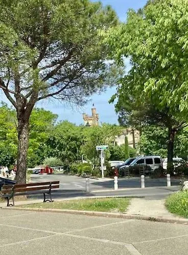 En Tres Bien Situe Uzès